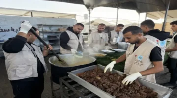 الحملة الأردنية توزع وجبات أرز ولحوم على النازحين في مواسي خان يونس